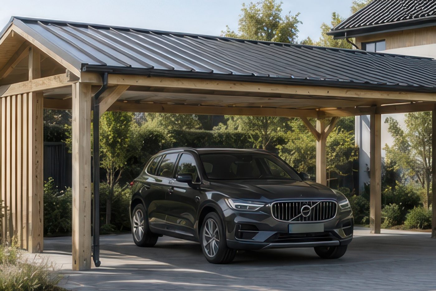 Carport aus Holz mit anthrazitfarbenem Blechdach, darunter ein geparktes Auto